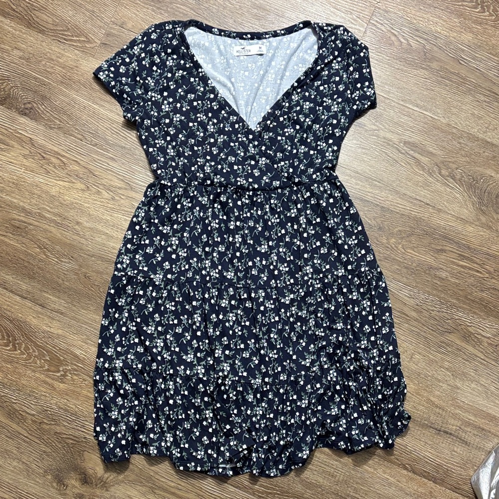 Hollister Navy Floral V‑Neck Mini Dress